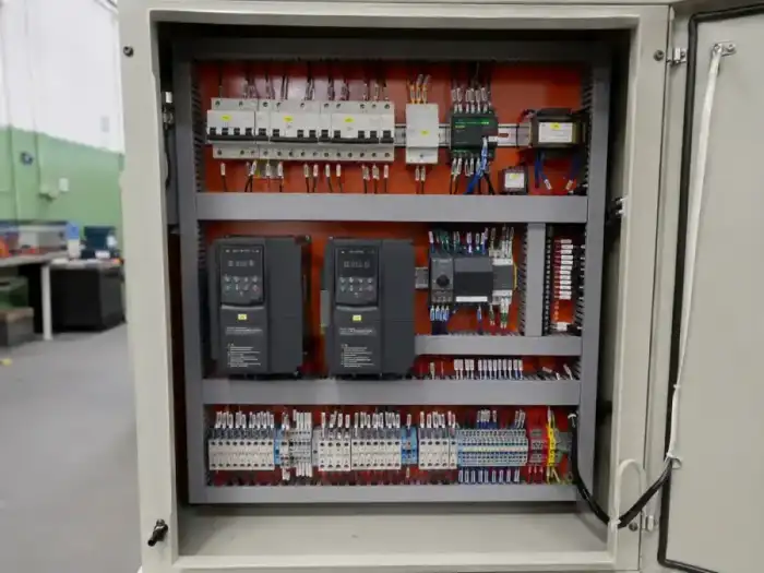 Fabricação de painéis elétricos